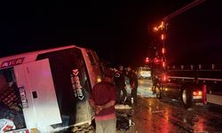 Düzensiz göçmenleri taşıyan minibüs devrildi: 1 ölü, 22 yaralı