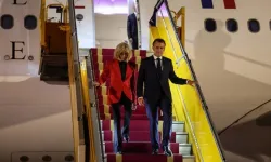 Eşi, Fransa Cumhurbaşkanı Macron'a uçakta tokat attı!