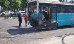 Otomobil, halk otobüsüne çarptı: 1 ölü, 8 yaralı