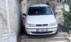 İstanbul'da bir sürücü, otomobiliyle merdivenlerden inmeye çalıştı!