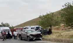Otomobil ile kamyonet çarpıştı: 2 ölü