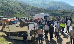 Öğrenci servisi devrildi: 14 yaralı