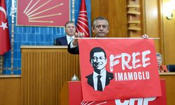 Özgür Özel, Meclis’te ‘Free İmamoğlu’ pankartını açtı