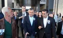 Özgür Özel’e Sırrı Süreyya'nın cenaze töreninde yumruklu saldırı