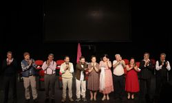 Emeklilerden tiyatro ziyafeti: Rumuz Goncagül ayakta alkışlandı