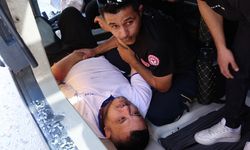 Sağlık görevlisi ile itfaiye eri, yaralı sürücünün elini bırakmadı