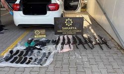 Polis aracında 9 kaleşnikof ve 5 ruhsatsız tabanca ele geçirildi