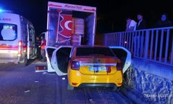 Taksi, önündeki kamyonete çarptı: 1 ölü, 1 yaralı