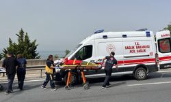 TEM’de hafif ticari araç bariyere çarpıp devrildi; 3 yaralı