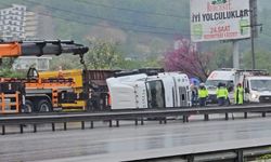 TEM Otoyolu'nda TIR'ın devrildiği kaza kamerada
