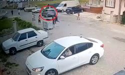 Topun peşinden koşarken araba çarpan küçük çocuk can verdi