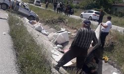 Trafik kazası sonrası yaralıyı üzerine battaniye tutarak güneşten korudular