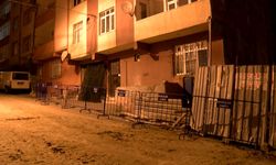 İstanbul'da toprak kayması sebebiyle yana doğru eğilen bina boşaltıldı
