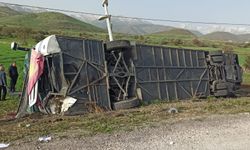 Van'da yolcu otobüsü devrildi: 28 yaralı