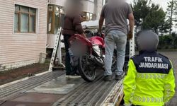 Yüzüstü uzanarak motosiklet kullanan sürücüye 45 bin lira ceza
