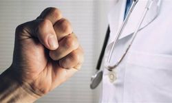 Usulsüz işleme izin vermeyen doktor darbedildi