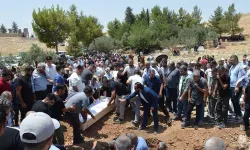 İzmir'de kazada ölen 3 kardeş, Mardin’de yan yana toprağa verildi