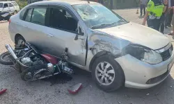 Otomobile çarpan motosikletteki 2 arkadaş ağır yaralandı