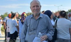 81 yaşındaki aday, 8’inci kez YKS’ye girdi; sınav yerine bastonuyla geldi