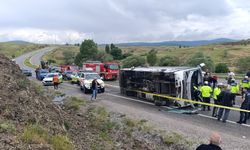 Cenazeden dönenleri taşıyan midibüs devrildi, 2 kişi hayatını kaybetti