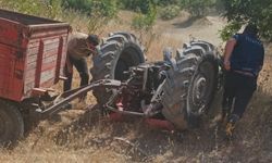 Devrilen traktörün şoförü öldü