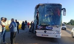 Afyonkarahisar'da yolcu otobüsü TIR'a çarptı: 26 yaralı