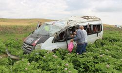 Yolcu minibüsü takla attı: 1 ölü, 4 yaralı