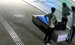 Bankta oturan kişiyi dövüp, parasını gasbetti