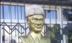 İzmit’te bir şahıs okul bahçesindeki çocukların topunu kılıçla kesti, Atatürk büstüne astı