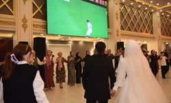 Gelin ve damat düğünde dev ekrandan final maçı izledi