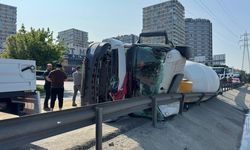 İstanbul'da kontrolden çıkan beton mikseri yola devrildi
