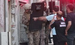 Çocuğu geri verilmedi, evini ateşe verip çatıya çıktı