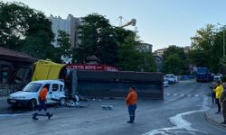 Devrilen TIR parkta bulunan binaya çarptı