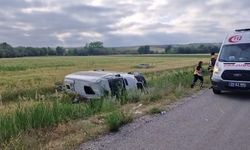 Düğünden dönenleri taşıyan minibüs şarampole devrildi: 1'i ağır, 17 yaralı