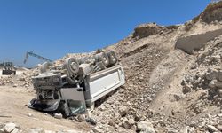 Devrilen hafriyat kamyonunun şoförü öldü