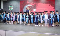 Minik öğrenciler mezuniyet sevincini coşkuyla yaşadı