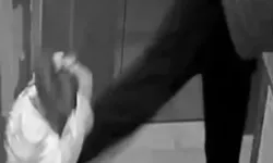 Baba, kızına tekme atıp merdivenlerden yuvarladı; durumu ağır olan çocuğun tekmelenme anları ortaya çıktı!