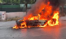 Avcılar'da otomobil alev alev yandı