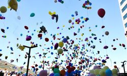 İzmir’de balonlar, kanser tedavisi gören çocuklar için uçuruldu