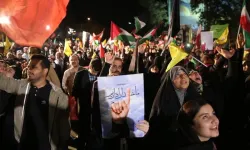 İran halkı, İsrail’e saldırıları meydanlarda kutladı