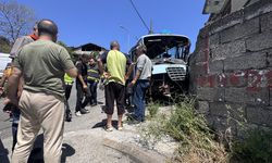 Freni arızalanan yolcu minibüsü duvara çarptı, 14 kişi yaralandı