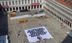 Jeff Bezos’un düğününe pankartlı protesto: Daha fazla vergi öde!