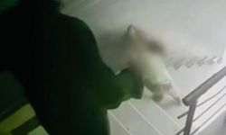 Kızına şiddet uygulayan babanın kan donduran görüntüsü kamerada