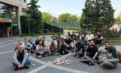KRT TV çalışanları haklarını oturma eylemiyle arıyor