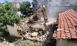 Mamak’ta metruk yapılar güvenlik için tek tek yıkılıyor