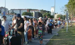Bayram tatilinde Midilli Adası'na geçişlerde kuyruk oluştu