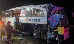 Sakarya'da yolcu otobüsü TIR'a arkadan çarptı: 2'si ağır, 13 yaralı
