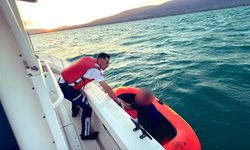 Şişme botuyla İznik Gölü'nde akıntıya kapılıp mahsur kalan tatilci kurtarıldı