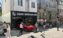 Sürücüsünün geri viteste unuttuğu otomobil, mobilya mağazasına girdi