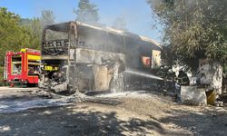 Seyir halindeyken alev alan yolcu otobüsü yandı